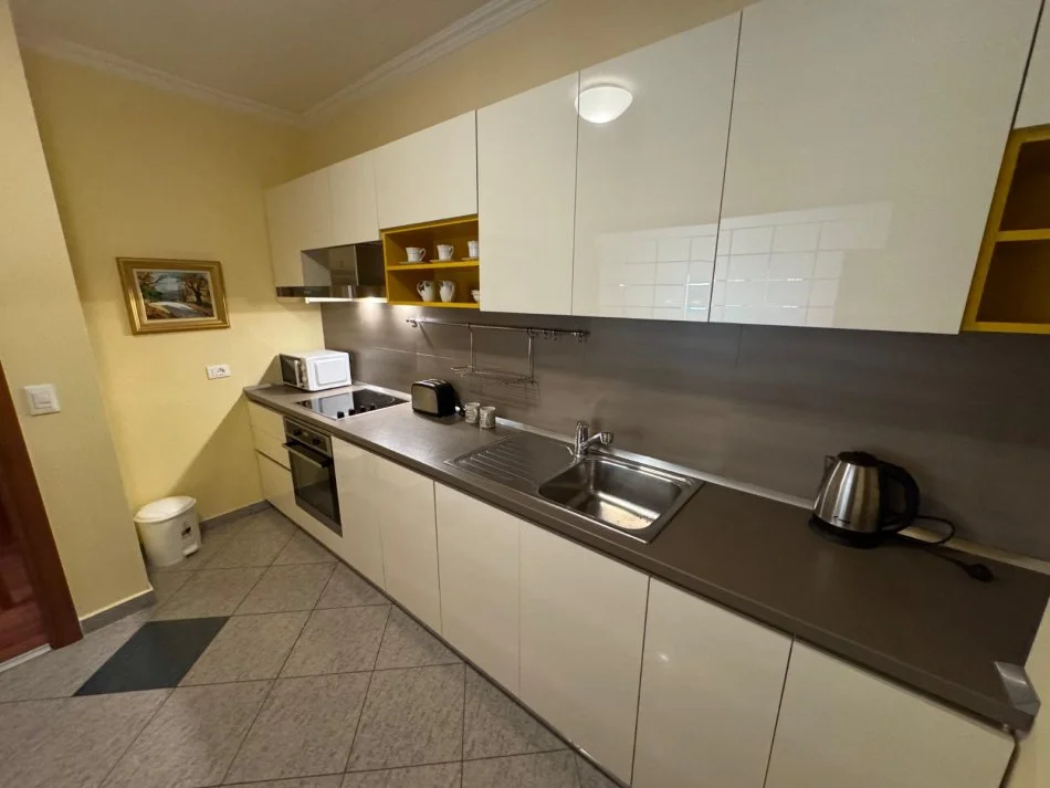 Tirane, jepet me qera apartament 2+1+Ballkon Kati 4, 136 m² 1.500 € (Rruga Ismail Qemali BLLOK)