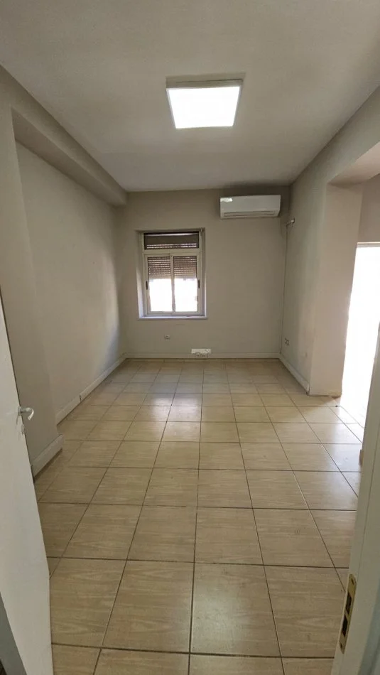 Tirane, jepet me qera ambjent biznesi Kati 3, 140 m² 1.200 € (Bllok)