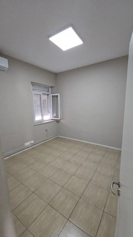 Tirane, jepet me qera ambjent biznesi Kati 3, 140 m² 1.200 € (Bllok)