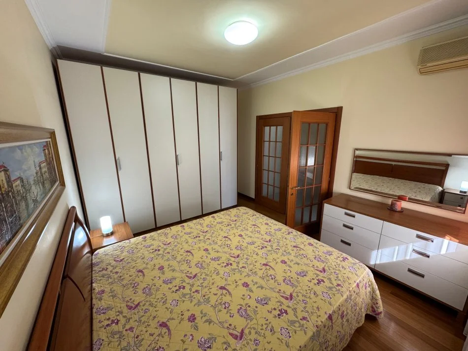 Tirane, jepet me qera apartament 2+1+Ballkon Kati 4, 136 m² 1.500 € (Rruga Ismail Qemali BLLOK)