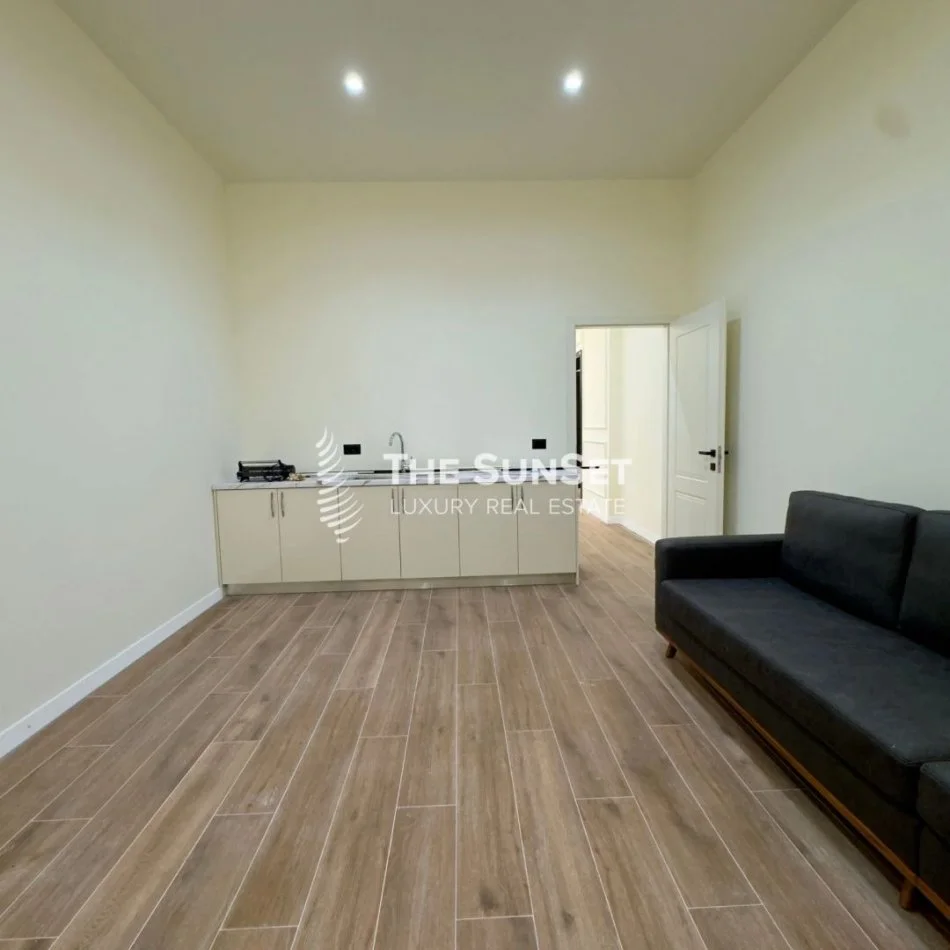 Tirane, Ambient biznesi per shitje  (Fadil Deliu)