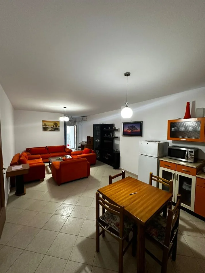 Tirane, jepet me qera apartament 2+1+Ballkon Kati 2, 110 m² 700 € (zogu i zi)