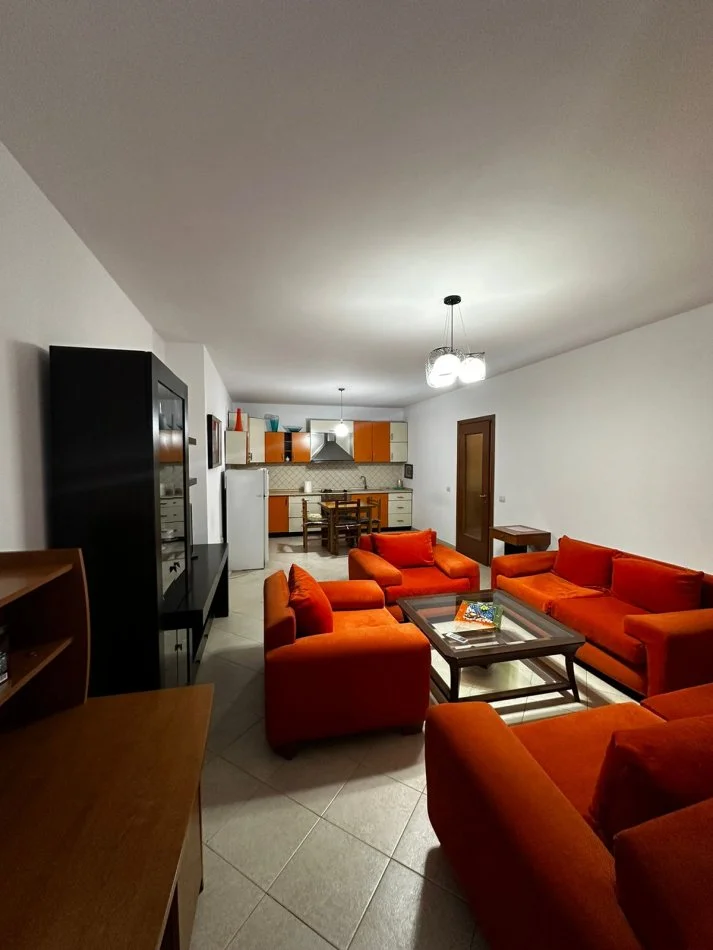 Tirane, jepet me qera apartament 2+1+Ballkon Kati 2, 110 m² 700 € (zogu i zi)