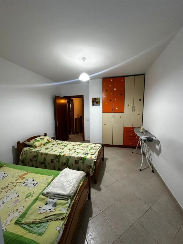 Tirane, jepet me qera apartament 2+1+Ballkon Kati 2, 110 m² 700 € (zogu i zi)