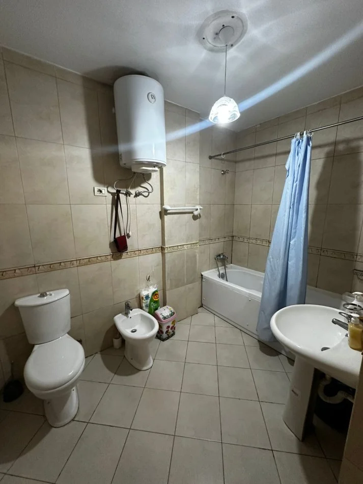 Tirane, jepet me qera apartament 2+1+Ballkon Kati 2, 110 m² 700 € (zogu i zi)