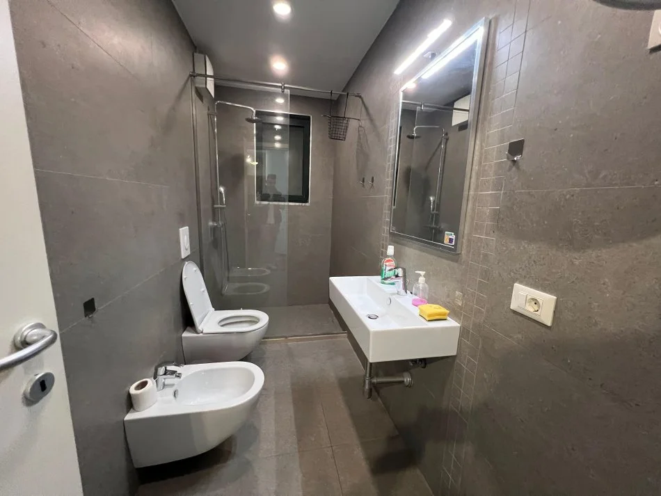 Tirane, jepet me qera apartament 2+1+Ballkon Kati 9, 118 m² 660 € (Rruga e Kavajes)