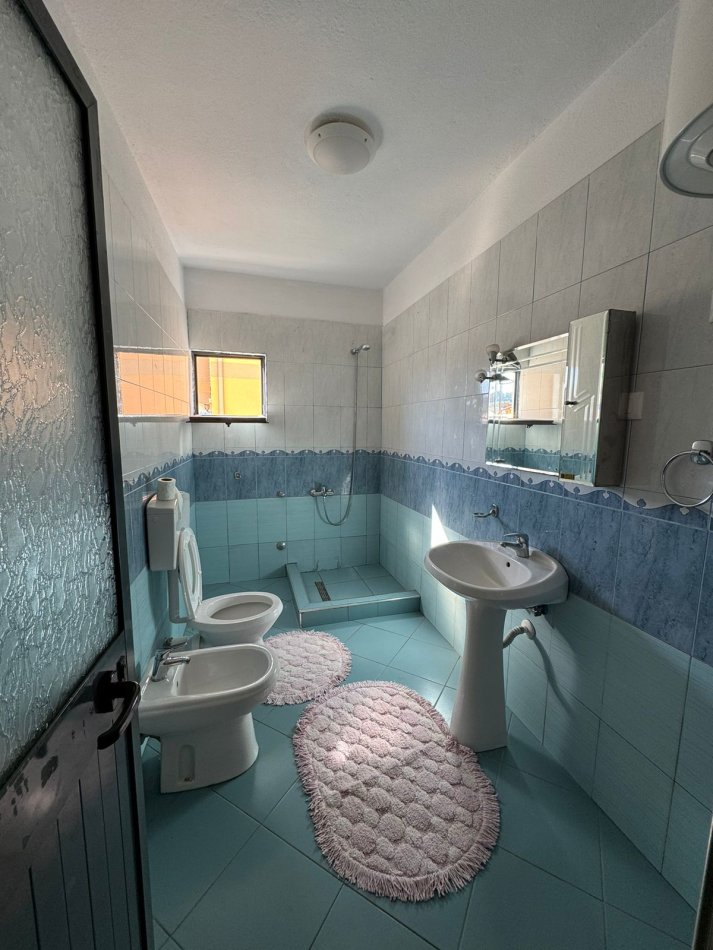 Tirane, jepet me qera apartament 3+1+Ballkon Kati 2, 100 m² 550 € (Rruga e Elbasanit)