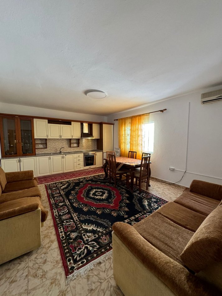 Tirane, jepet me qera apartament 3+1+Ballkon Kati 2, 100 m² 550 € (Rruga e Elbasanit)