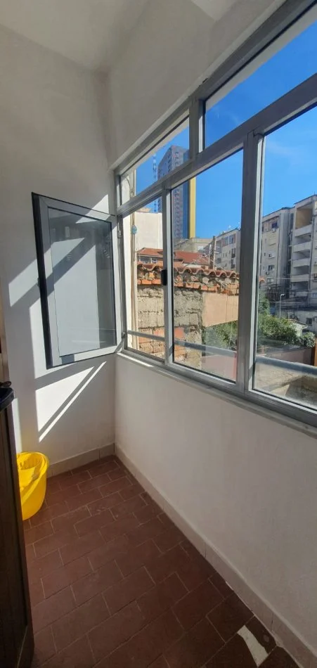 Tirane, jepet me qera apartament 2+1+Aneks+Ballkon Kati 1, 100 m² 700 € (Mine Peza)
