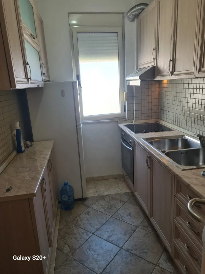 Tirane, Apartament 2+1 me qira tek Rruga Margarita Tutulani 700 Euro