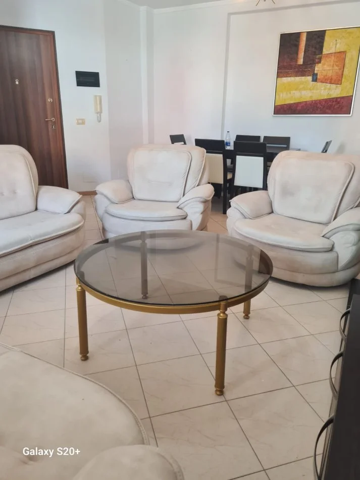 Tirane, Apartament 2+1 me qira tek Rruga Margarita Tutulani 700 Euro