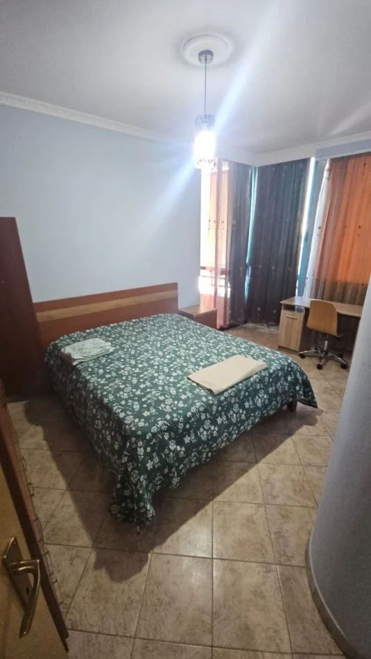 Tirane, jepet me qera apartament 2+1+Ballkon Kati 4, 140 m² 650 € (Rruga Frederik Shiroka)