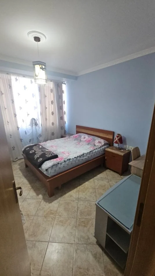 Tirane, jepet me qera apartament 2+1+Ballkon Kati 4, 140 m² 650 € (Rruga Frederik Shiroka)