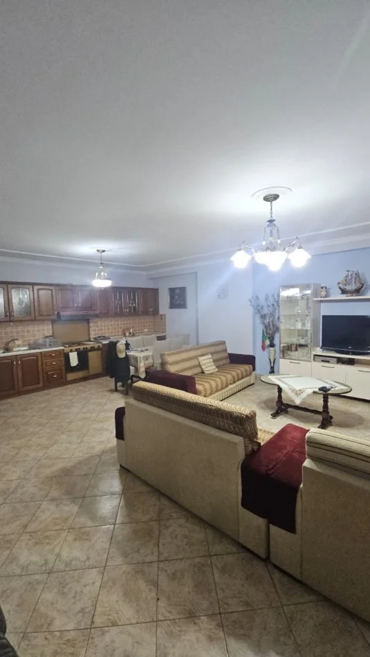 Tirane, jepet me qera apartament 2+1+Ballkon Kati 4, 140 m² 650 € (Rruga Frederik Shiroka)