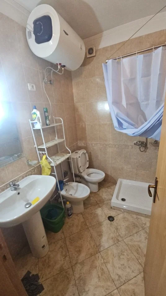Tirane, jepet me qera apartament 2+1+Ballkon Kati 4, 140 m² 650 € (Rruga Frederik Shiroka)