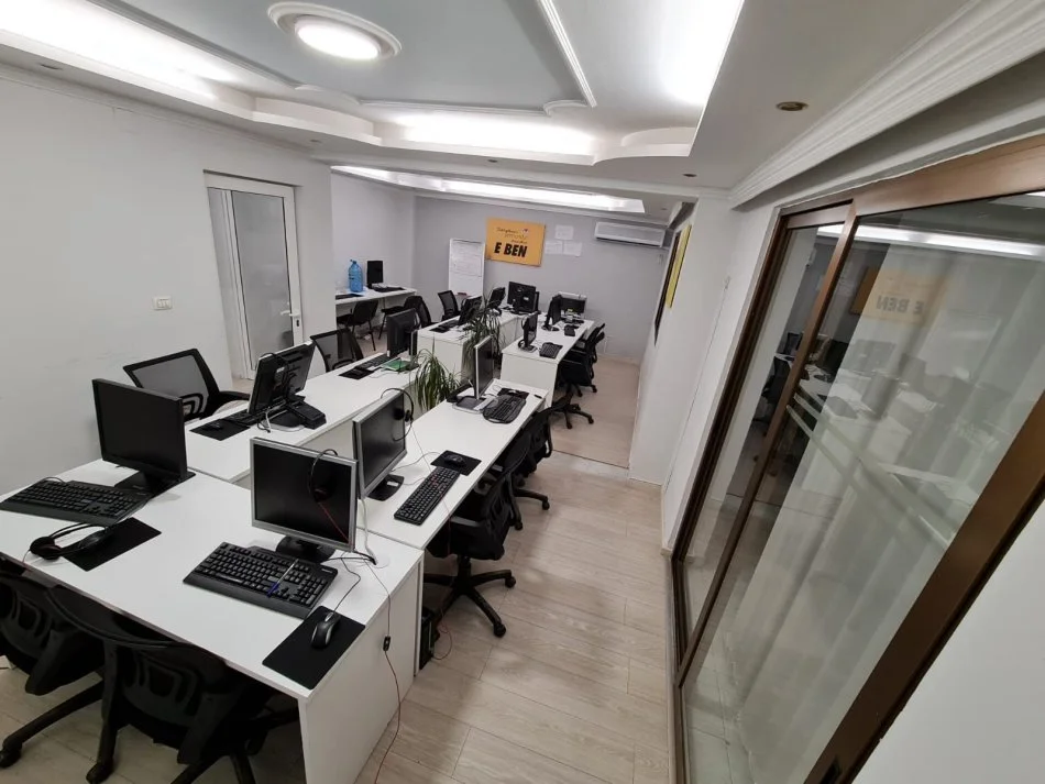 Tirane, jepet me qera zyre Kati 1, 120 m² 700 € (Bllok)