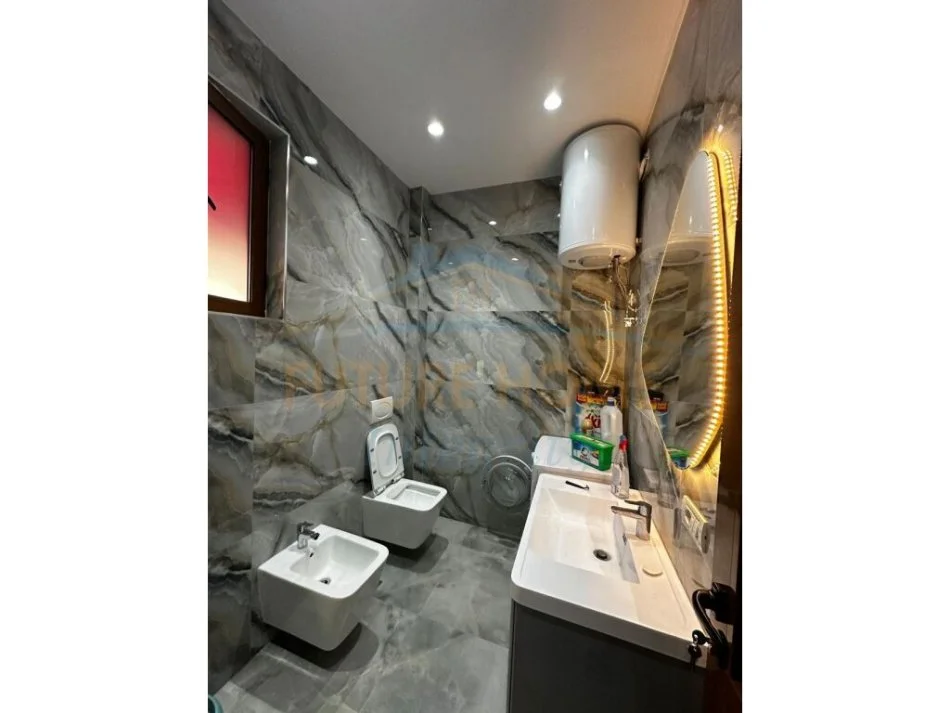 Tirane, jepet me qera apartament 1+1 Kati 2, 80 m² 600 € PERFSHIRE UJI DHE DRITAT NE CMIM (BLLOK)