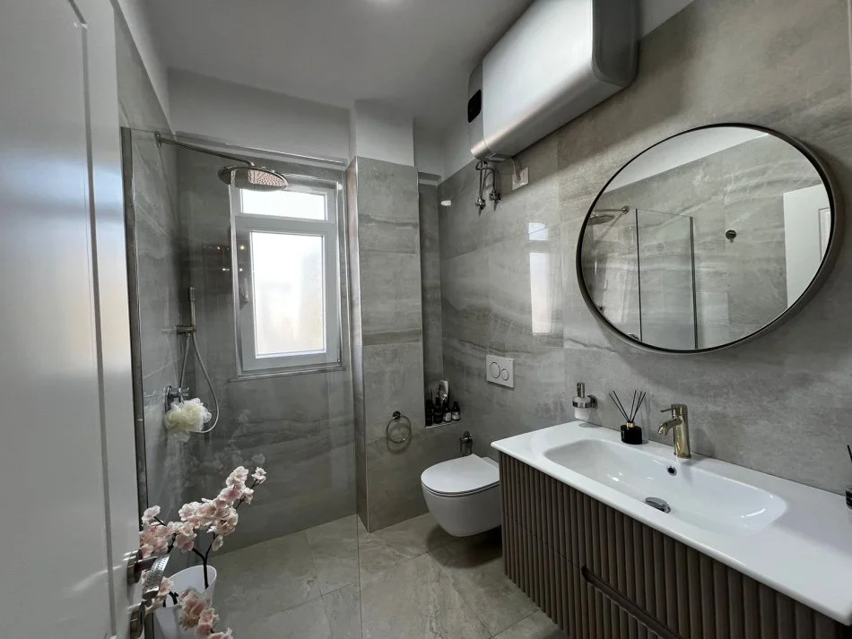 Tirane, jepet me qera apartament 2+1+Aneks+Ballkon Kati 6, 114 m² 1.200 € (KOMUNA E PARISIT)