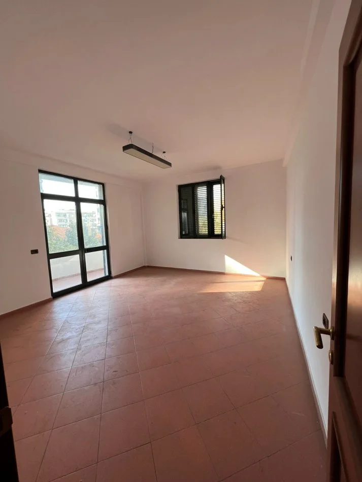 Tirane, jepet me qera Kati 3, 69 m² 550 € (rruga barrikadave)