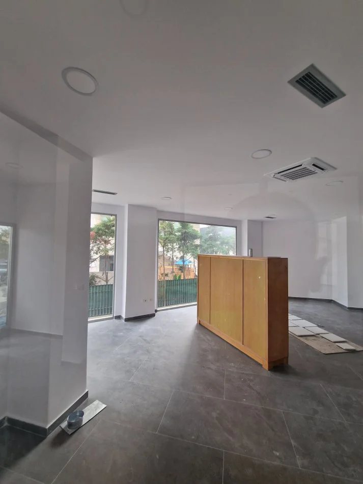 Durres, jepet me qera zyre Kati 0, 75 m² 1.125 € (rruga egnatia)