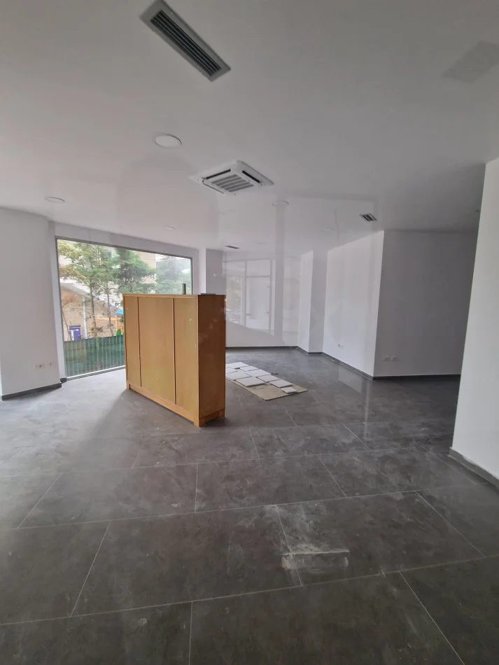 Durres, jepet me qera zyre Kati 0, 75 m² 1.125 € (rruga egnatia)