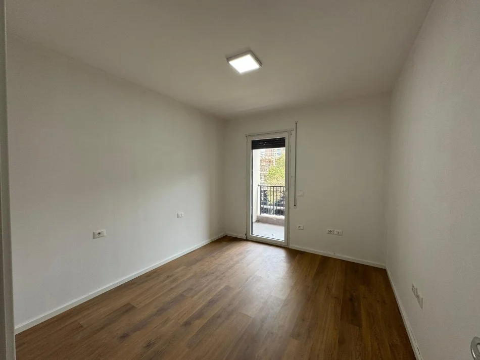 Tirane, jepet me qera apartament 2+1+Ballkon Kati 1, 108 m² 800 € 