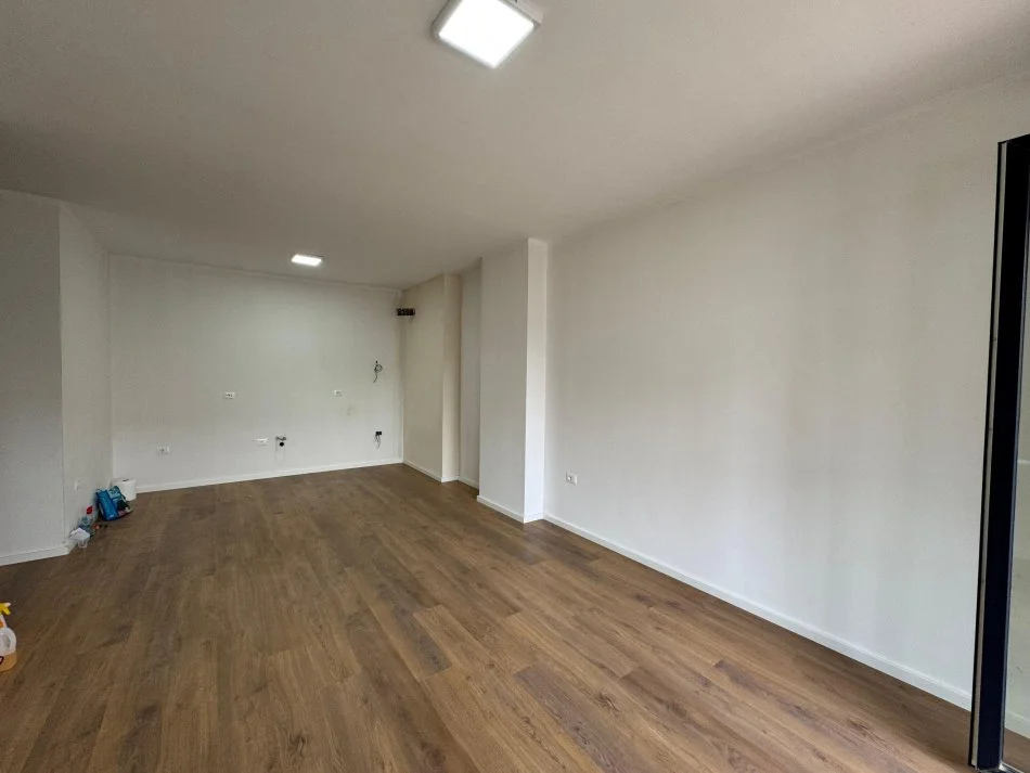 Tirane, jepet me qera apartament 2+1+Ballkon Kati 1, 108 m² 800 € 