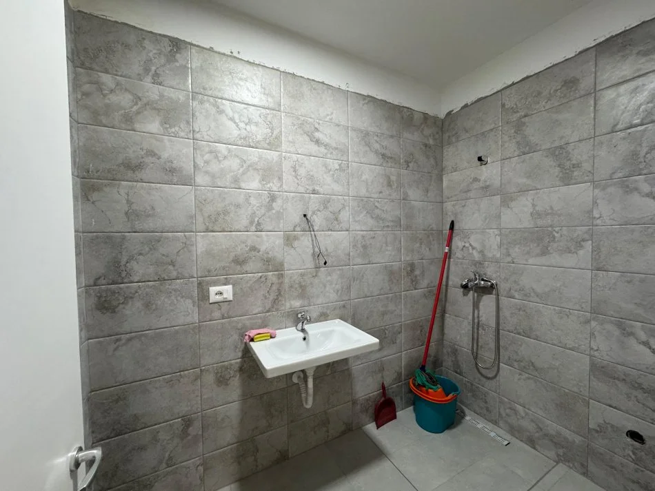 Tirane, jepet me qera apartament 2+1+Ballkon Kati 1, 108 m² 800 € 