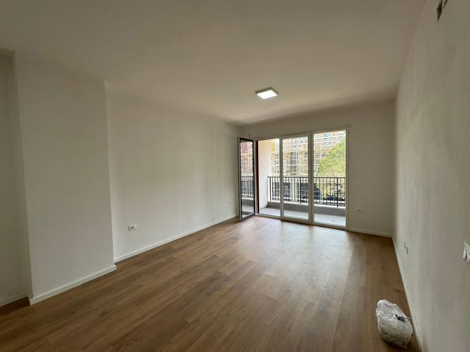 Tirane, jepet me qera apartament 2+1+Ballkon Kati 1, 108 m² 800 € 