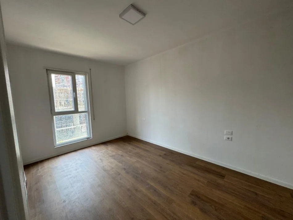 Tirane, jepet me qera apartament 2+1+Ballkon Kati 1, 108 m² 800 € 