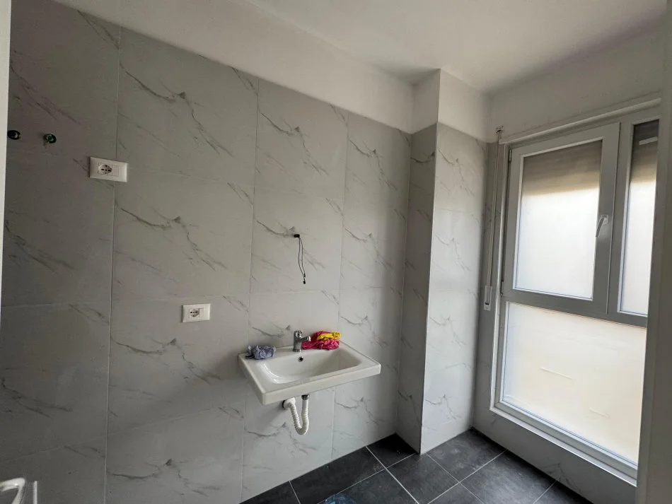 Tirane, jepet me qera apartament 2+1+Ballkon Kati 1, 108 m² 800 € 