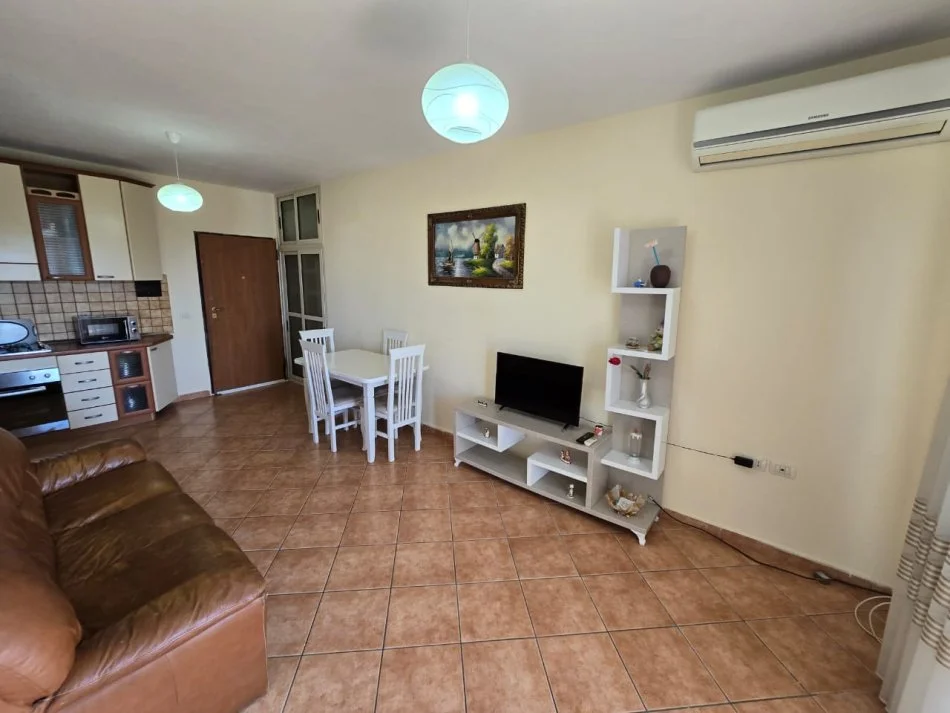 Durres, jepet me qera apartament 1+1 Kati 3, 60 m² 300 € (Rruga Pavaresia)