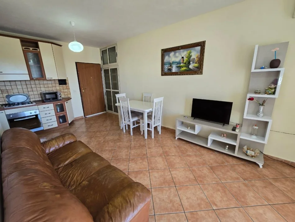 Durres, jepet me qera apartament 1+1 Kati 3, 60 m² 300 € (Rruga Pavaresia)