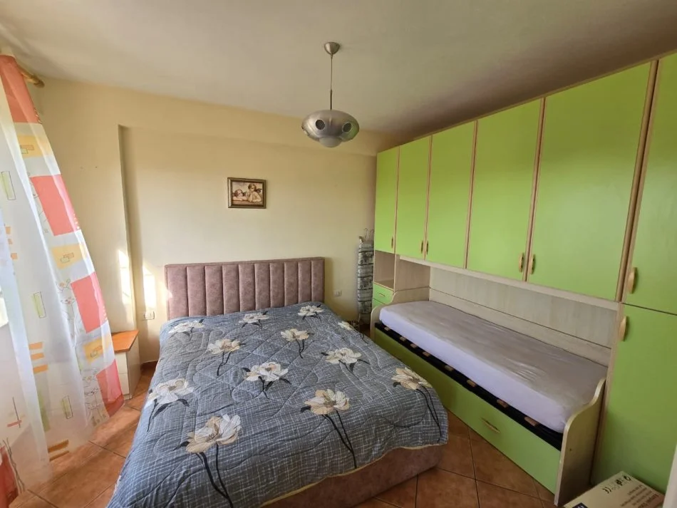 Durres, jepet me qera apartament 1+1 Kati 3, 60 m² 300 € (Rruga Pavaresia)