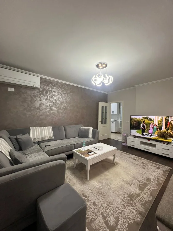 Tirane, shitet 2+1+Ballkon Kati 4, 265.000 € (Rruga e Barrikadave, prane Qendres)