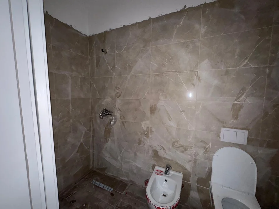 Tirane, jepet me qera apartament 1+1+Ballkon Kati 3, 65 m² 400 € 
