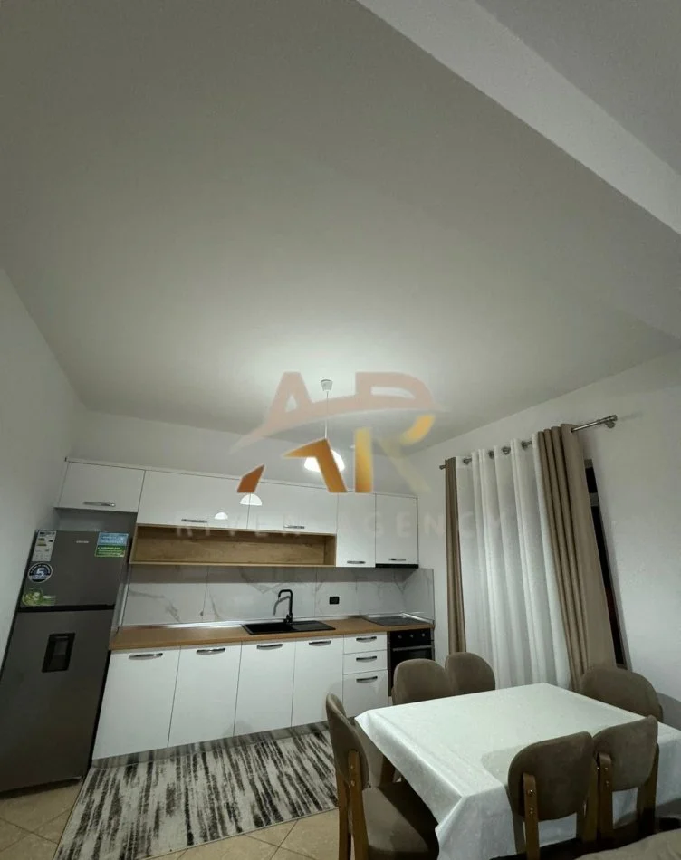 Tirane, jepet me qera shtepi 1+1 Kati 4, 90 m² 500 € (Pranë Concord Center)