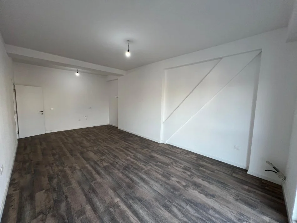 Tirane, jepet me qera zyre Kati 2, 114 m² 600 € (FARMACIA 10)