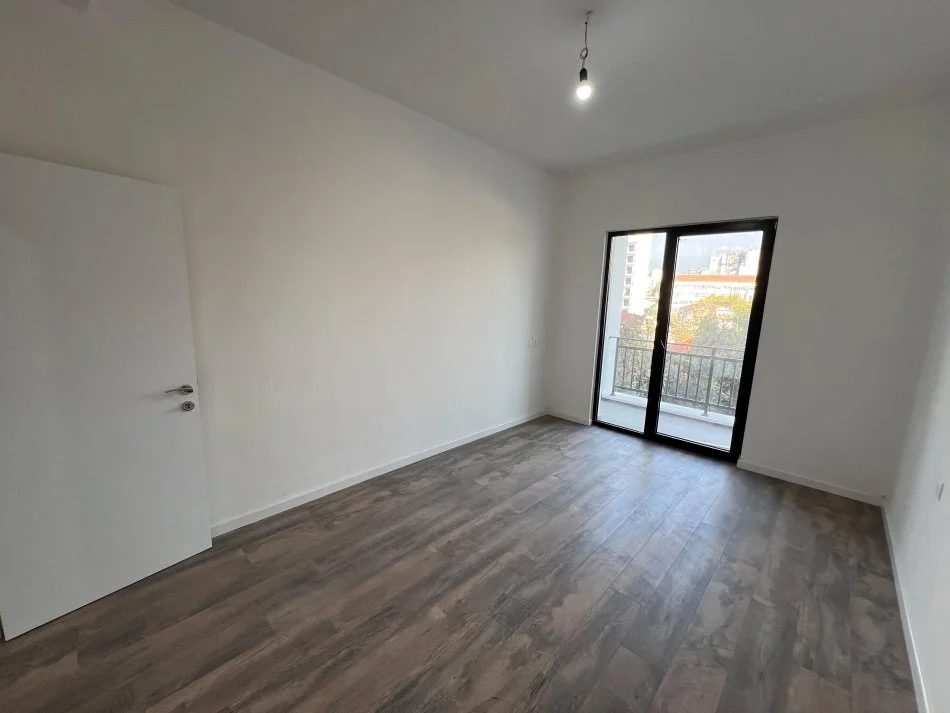 Tirane, jepet me qera zyre Kati 2, 114 m² 600 € (FARMACIA 10)