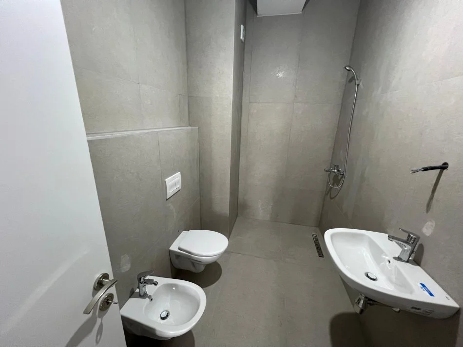 Tirane, shes apartament 2+1+Ballkon Kati 2, 114 m² 205.200 € (FARMACIA 10)