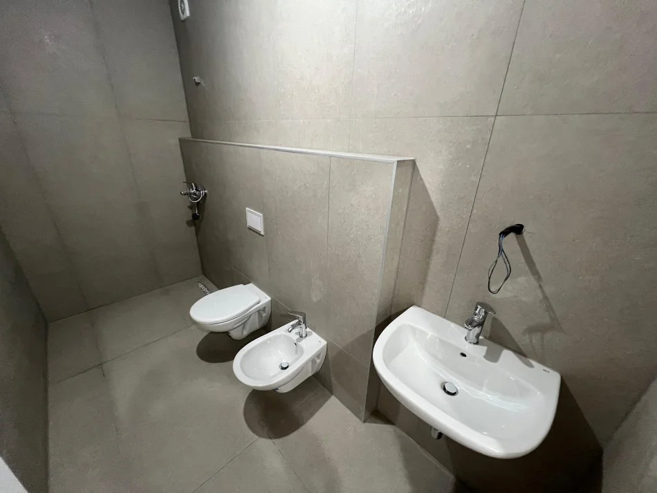 Tirane, shes apartament 2+1+Ballkon Kati 2, 114 m² 205.200 € (FARMACIA 10)