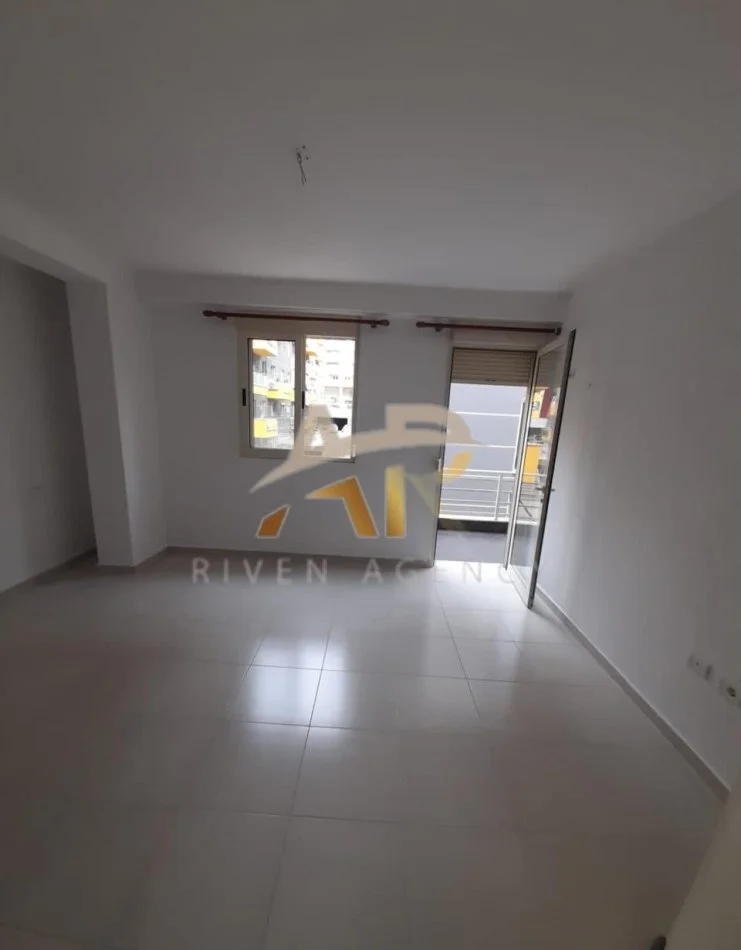 Tirane, jepet me qera shtepi 1+1 Kati 2, 76 m² 270 € (Tek pallatet e Tom Doshit)