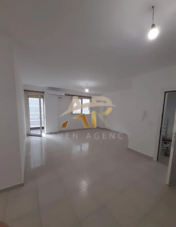 Tirane, jepet me qera shtepi 1+1 Kati 2, 76 m² 270 € (Tek pallatet e Tom Doshit)