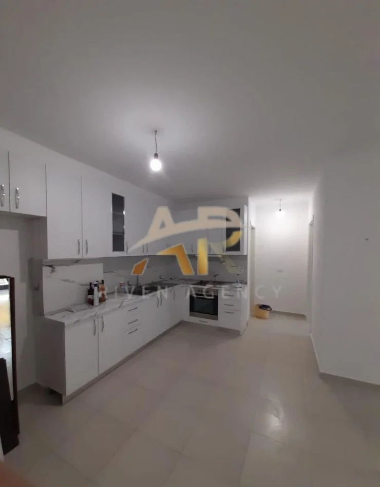 Tirane, jepet me qera shtepi 1+1 Kati 2, 76 m² 270 € (Tek pallatet e Tom Doshit)