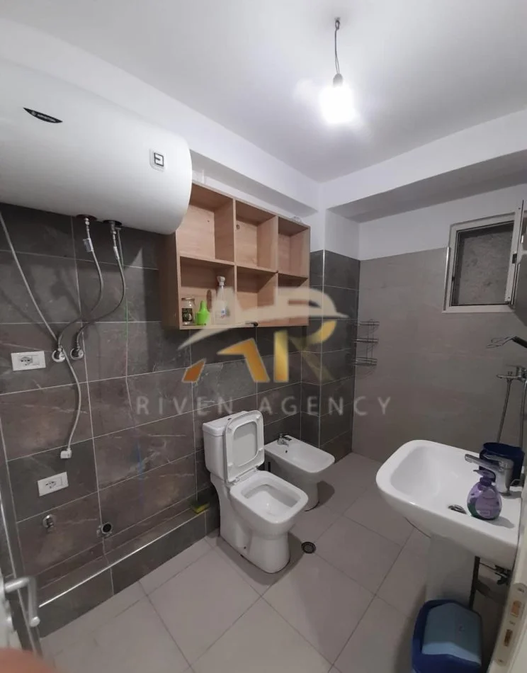 Tirane, jepet me qera shtepi 1+1 Kati 2, 76 m² 270 € (Tek pallatet e Tom Doshit)