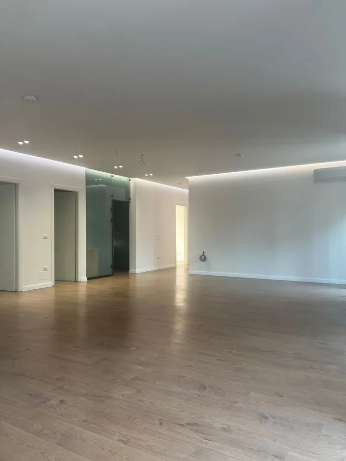 Tirane, jepet me qera zyre Kati 4, 142 m² 2.000 € (Bulevardi Zogu I)