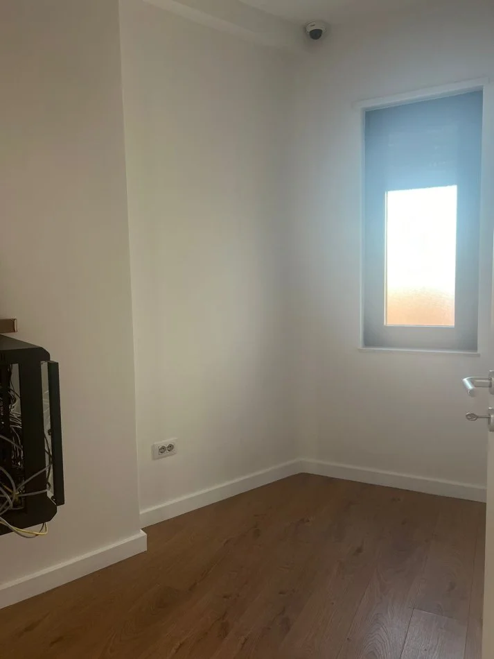 Tirane, jepet me qera zyre Kati 4, 142 m² 2.000 € (Bulevardi Zogu I)