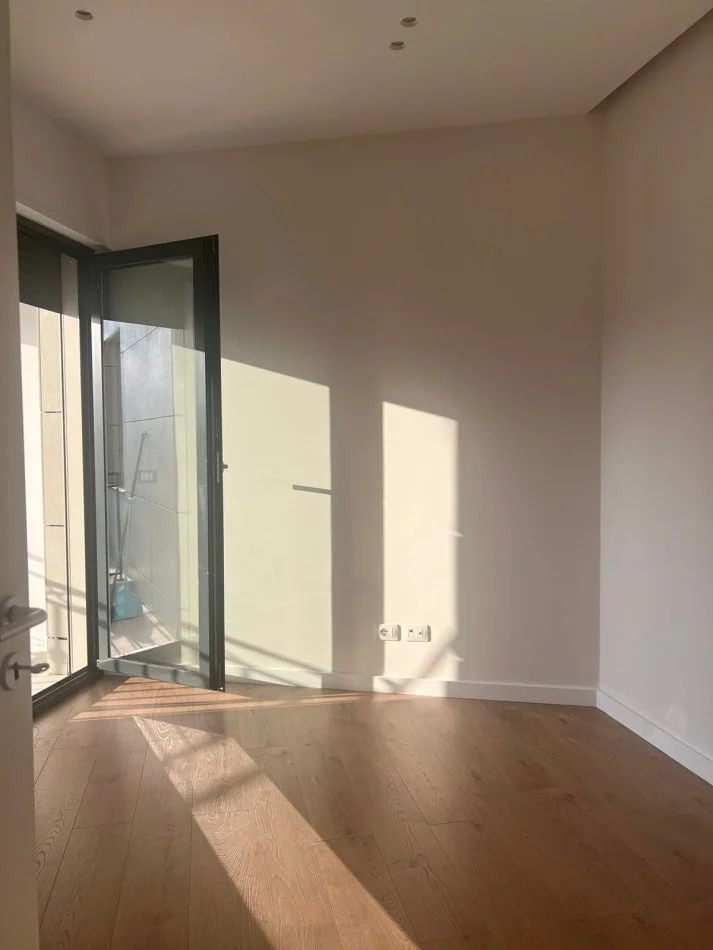 Tirane, jepet me qera zyre Kati 4, 142 m² 2.000 € (Bulevardi Zogu I)