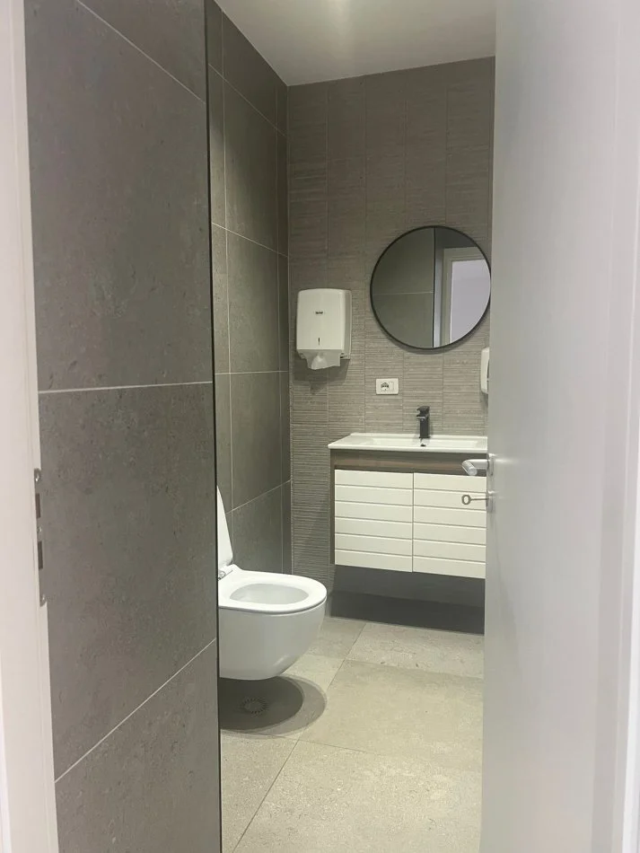 Tirane, jepet me qera zyre Kati 4, 142 m² 2.000 € (Bulevardi Zogu I)