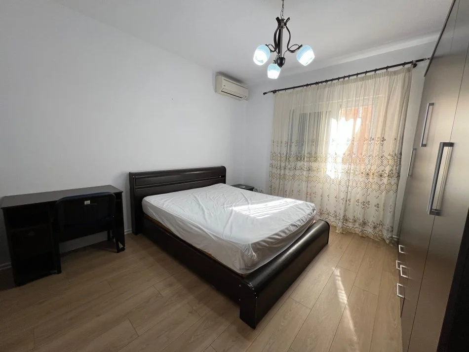 Tirane, jepet me qera apartament 2+1+Ballkon Kati 4, 110 m² 750 € (BLLOK)